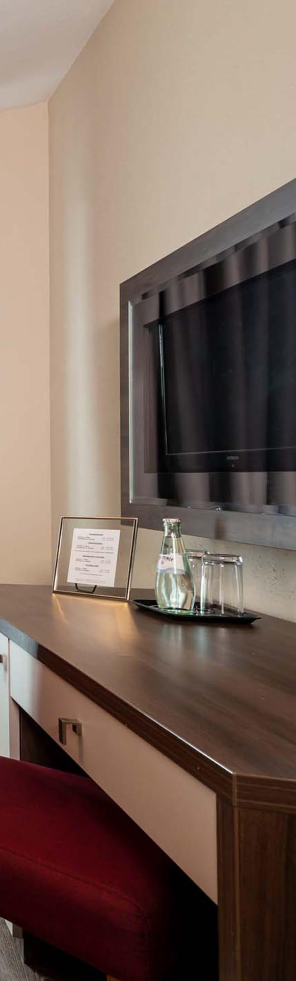 Varios Empress Hotel