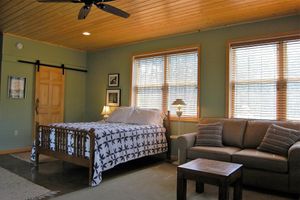 Alquiler Vacacional - Serene Country Cabin On A 150 Acre Farm/Vineyard