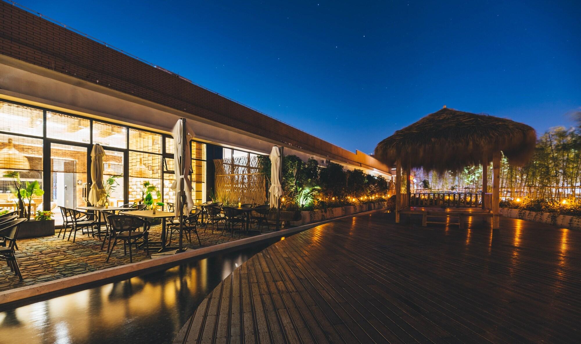 Vista Exterior Atour Hotel Swimming Beach Qinglv Road Zhuhai