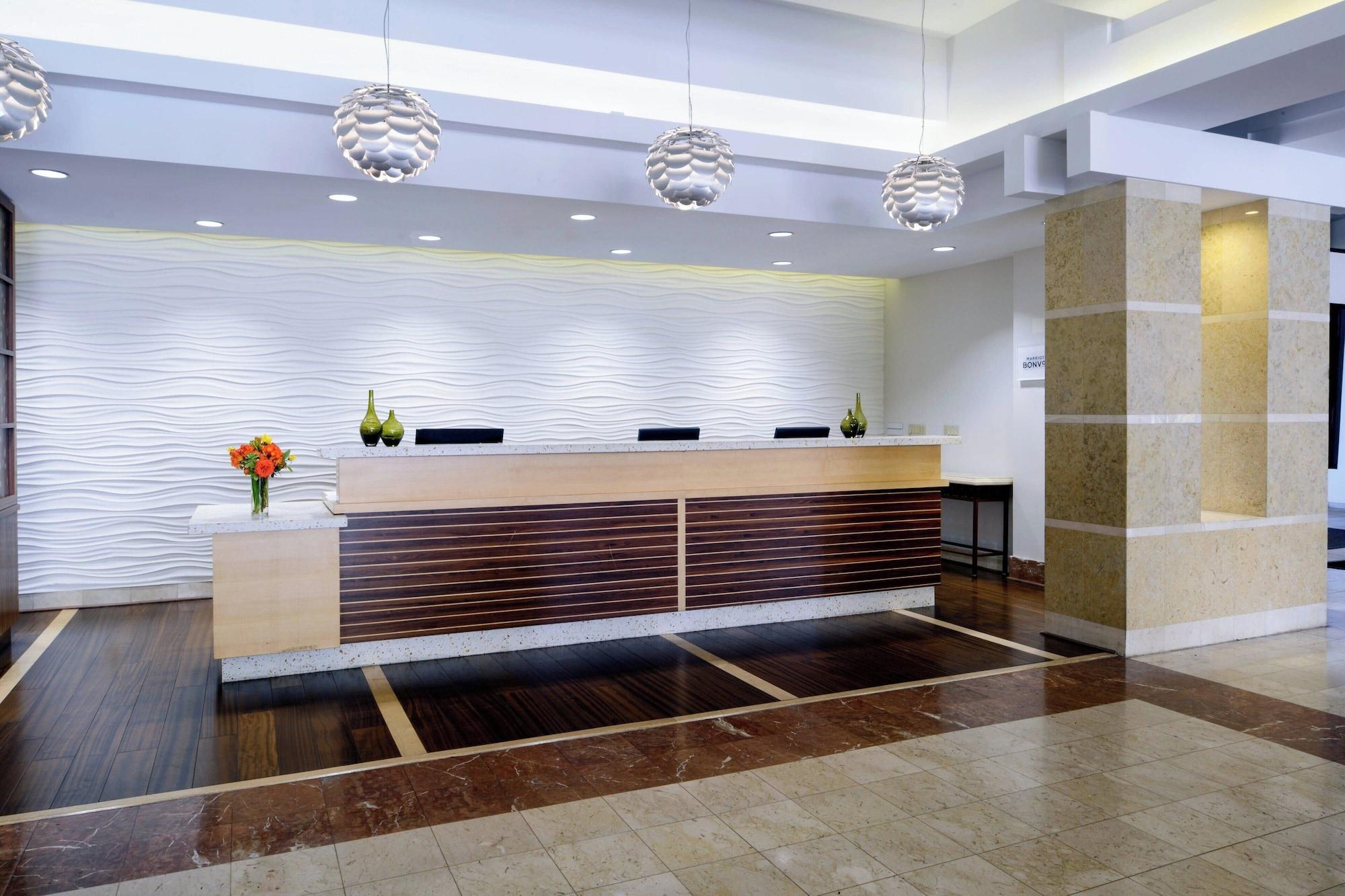 Vista Lobby Long Beach Marriott