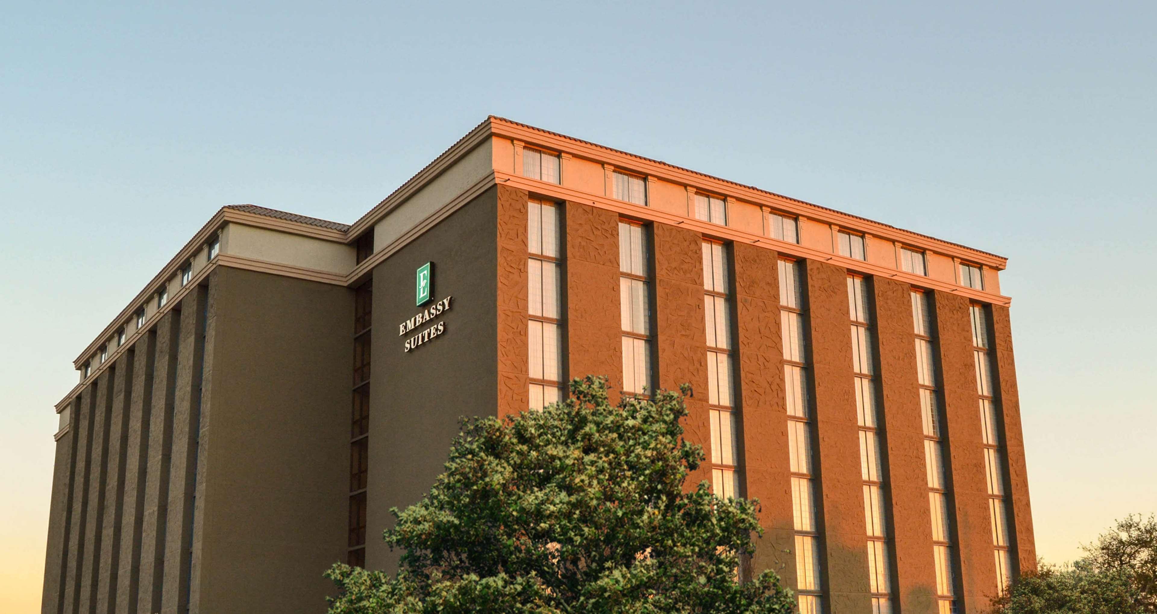 Vista Exterior Embassy Suites by Hilton Austin Central