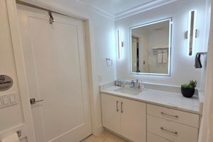 Alojamiento - Downtown Vancouver Renovated, Bright & Modern Hotel Room at 567 Hornby St