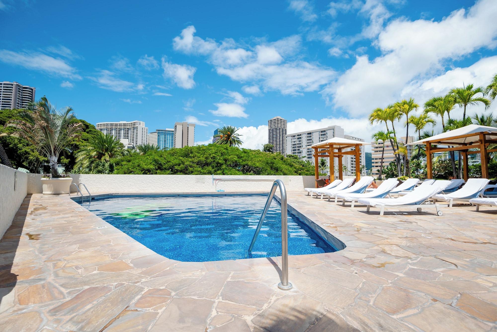 Vista Piscina Luana Waikiki by Tropical Escapes Realty