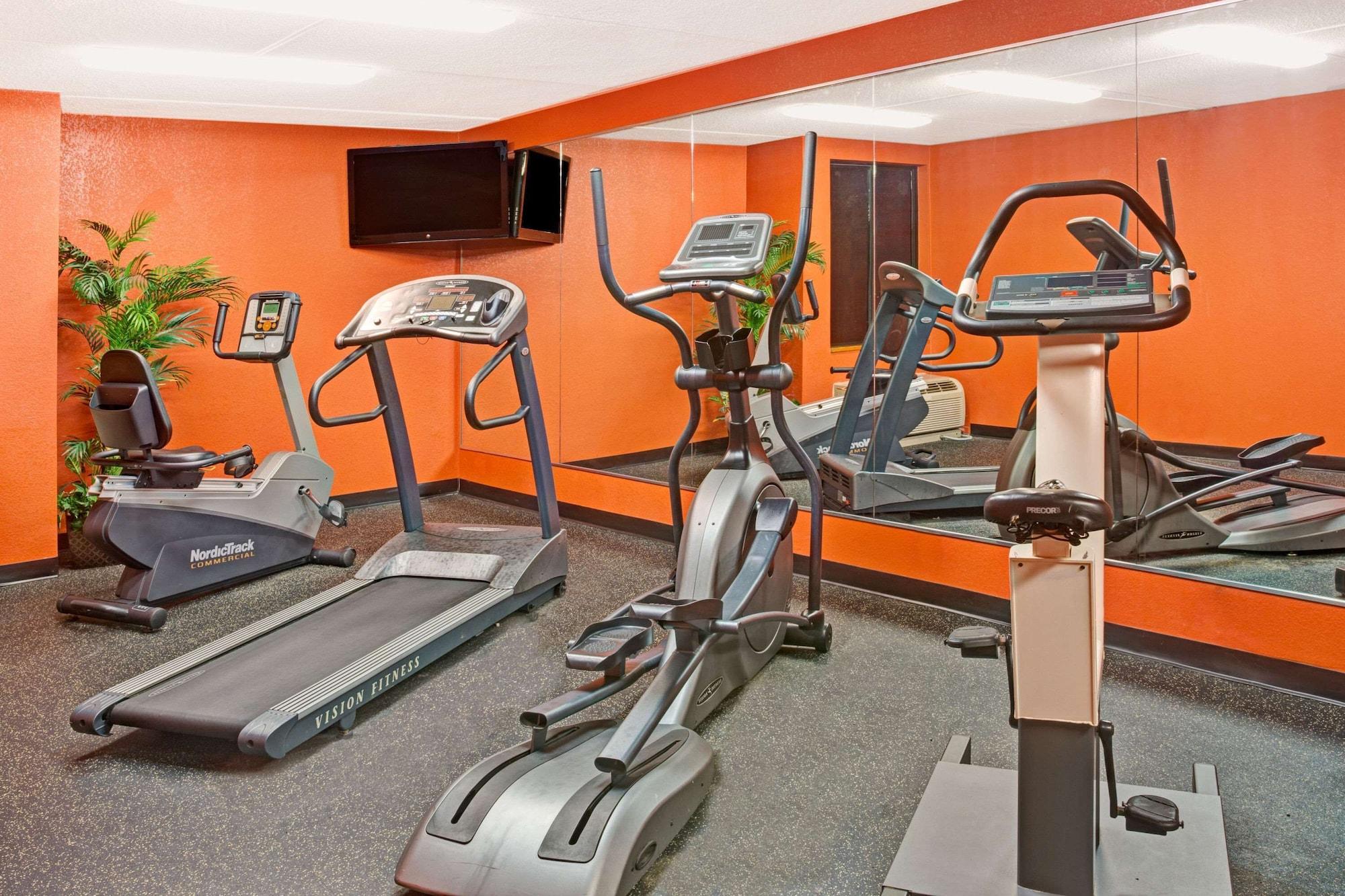 Gimnasio Ramada by Wyndham Statesville