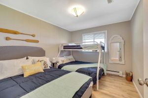 Alquiler Vacacional - Lakefront Cottage with dock