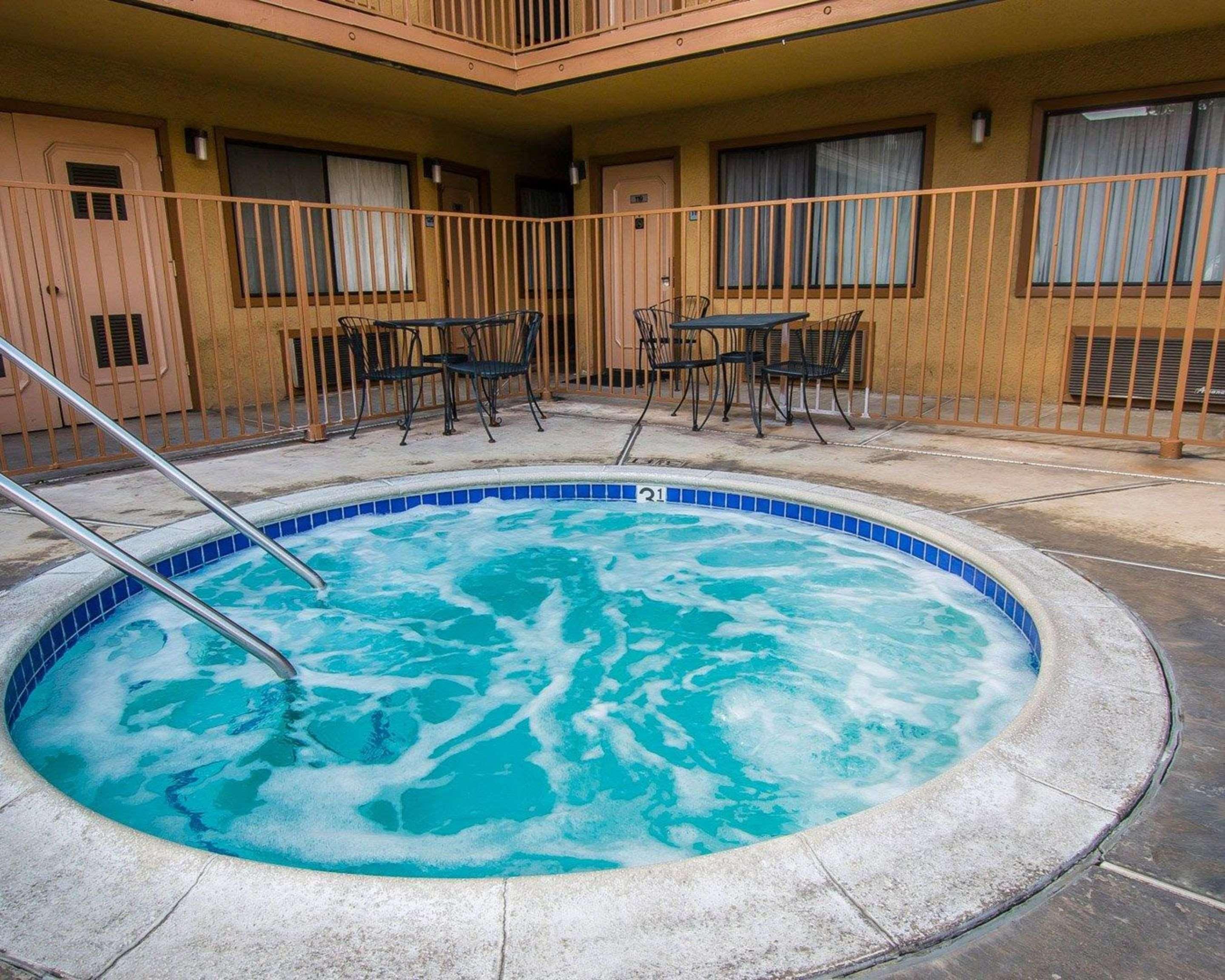 Vista Piscina Days Inn by Wyndham Riverside Tyler Mall