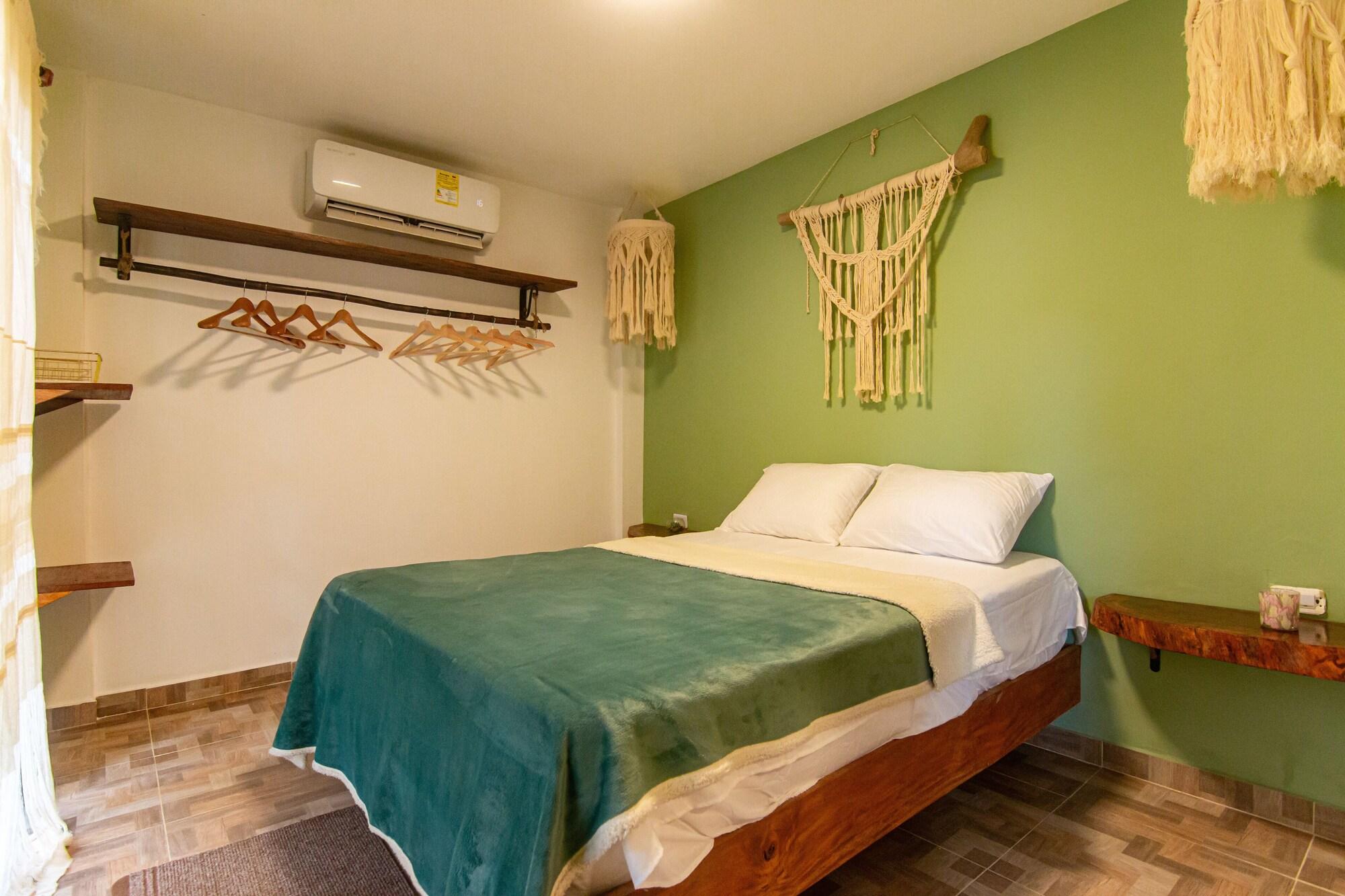 Varios Waikiki Beach Hostel