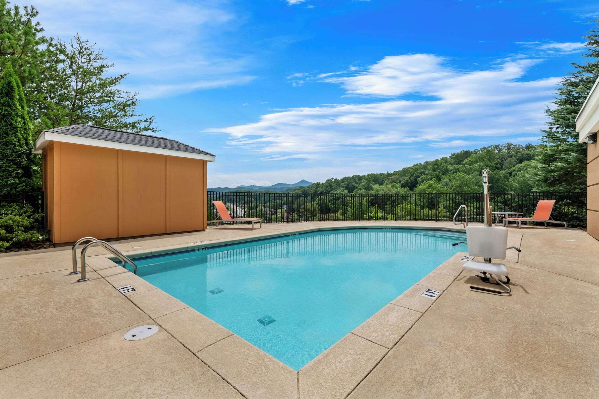 Vista Piscina Comfort Inn Sylva - Cullowhee