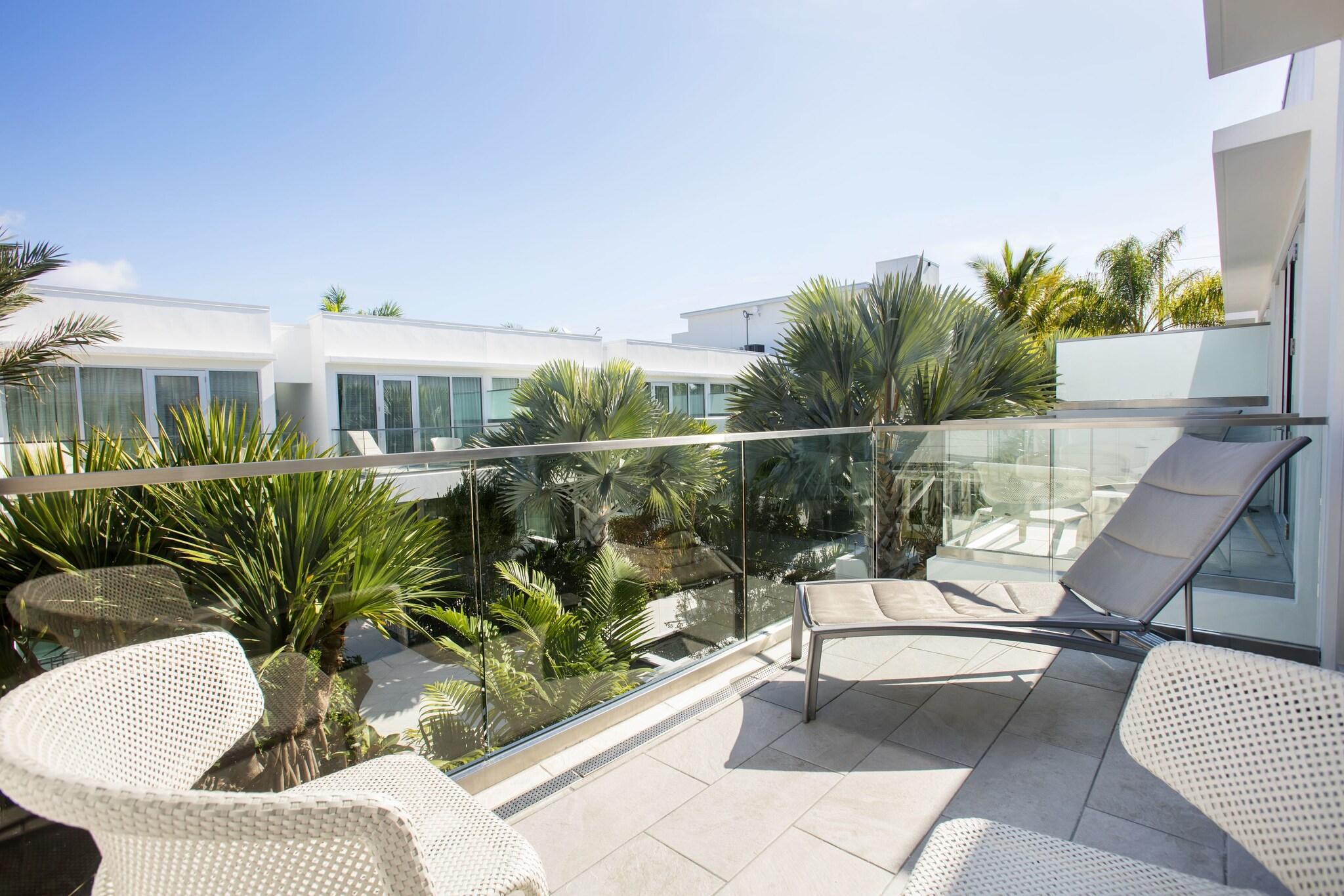 Vista Exterior H2O Suites - Adults Only