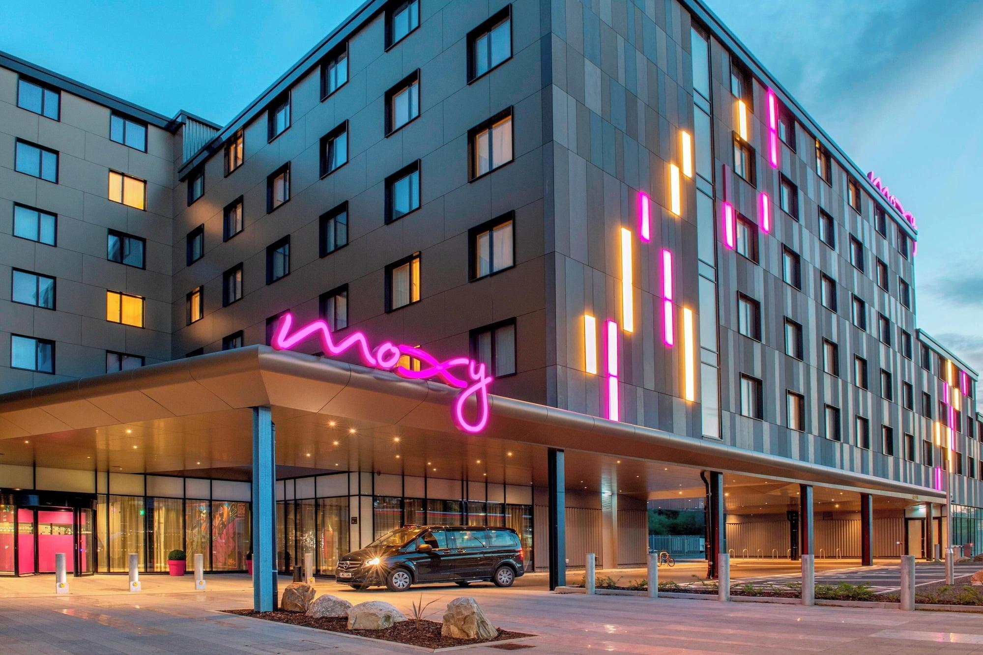 Vista Exterior MOXY London Heathrow Airport
