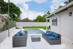 Renta Vacacional - Coral Cove: Nearby Baha Mar, Pool & Patio, Gated, Beach Walkable
