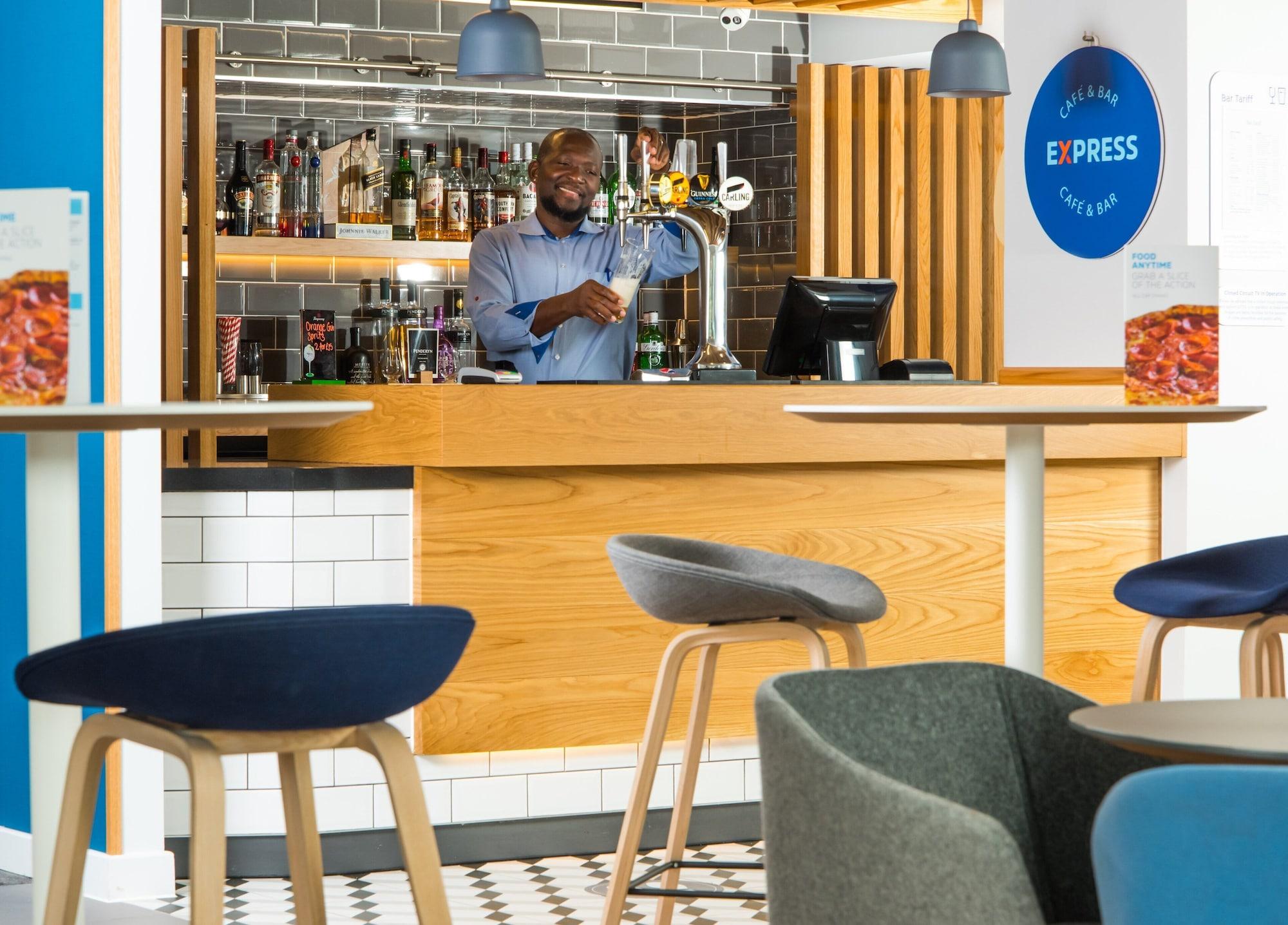 Bar/Salón Holiday Inn Express Cardiff Bay by IHG