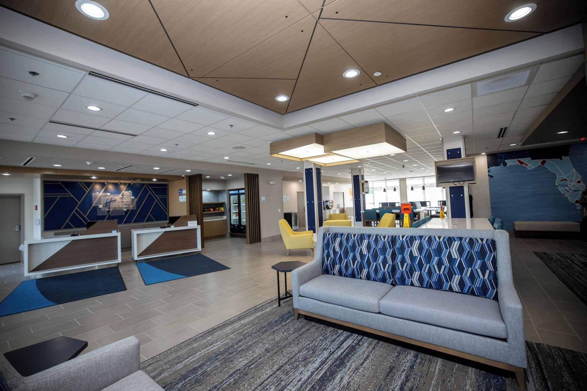 Vista Lobby Holiday Inn Express & Suites Tampa Stadium – Airport Area by IHG