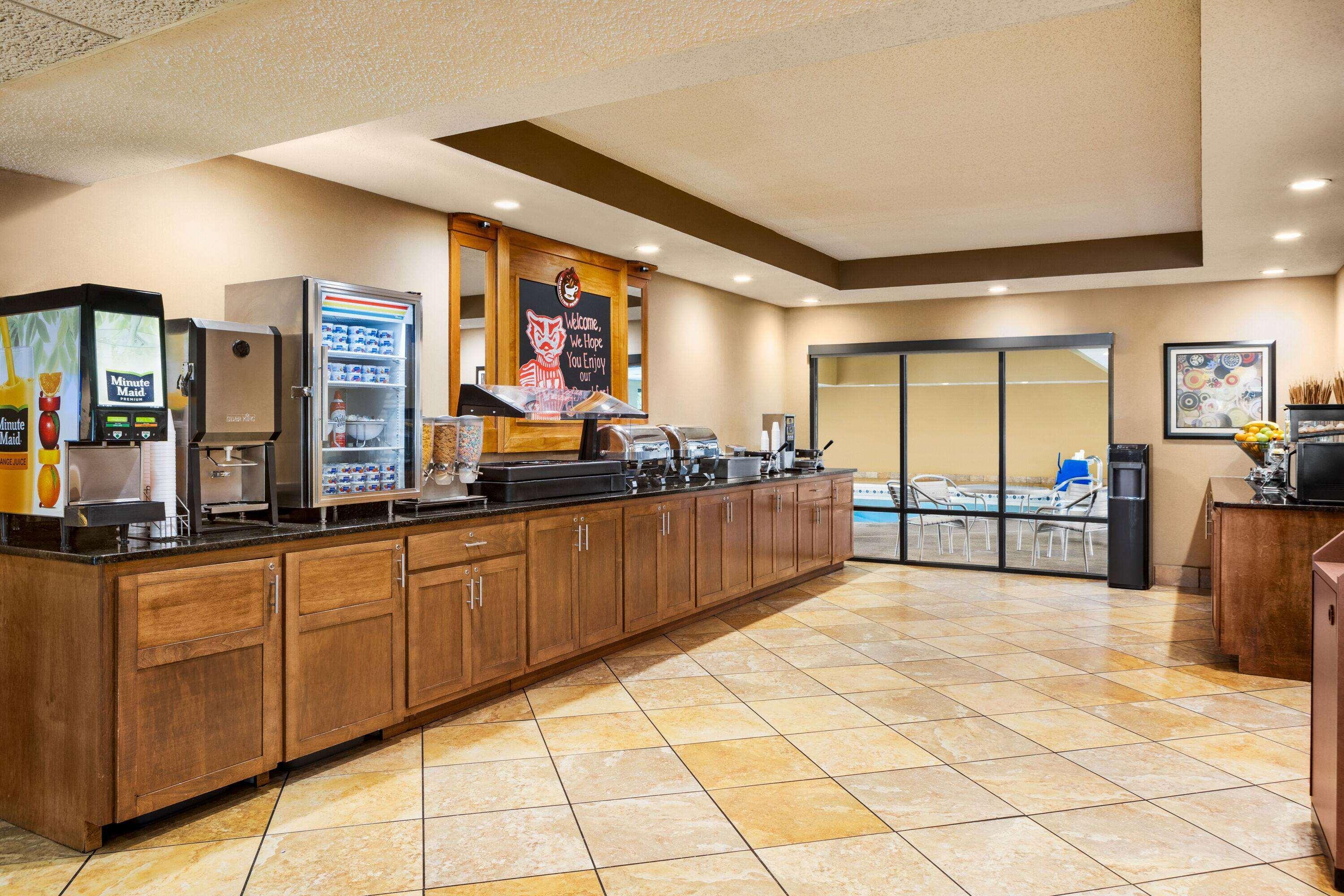 Restaurant AmericInn by Wyndham Madison West