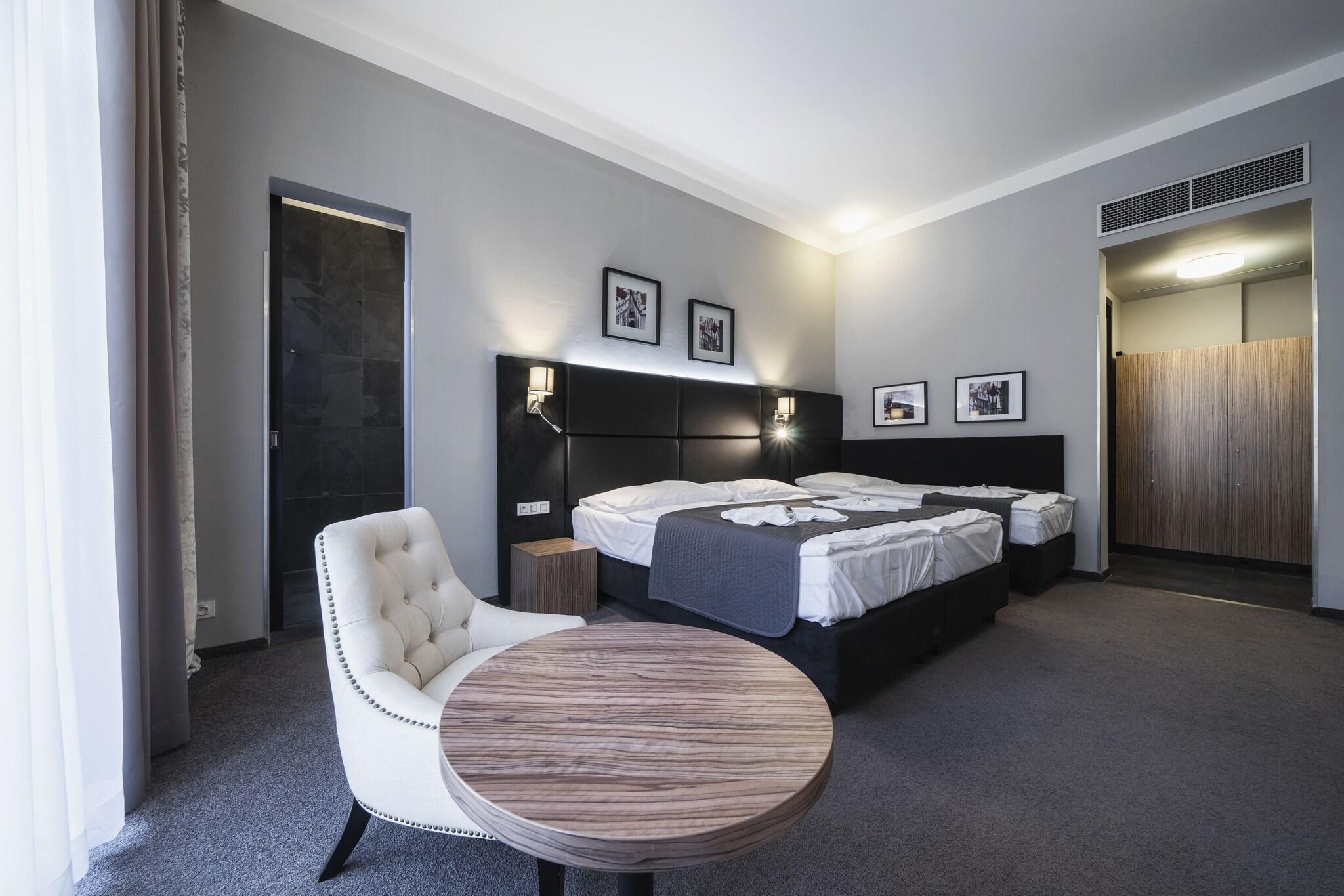 Varios Hotel Noir