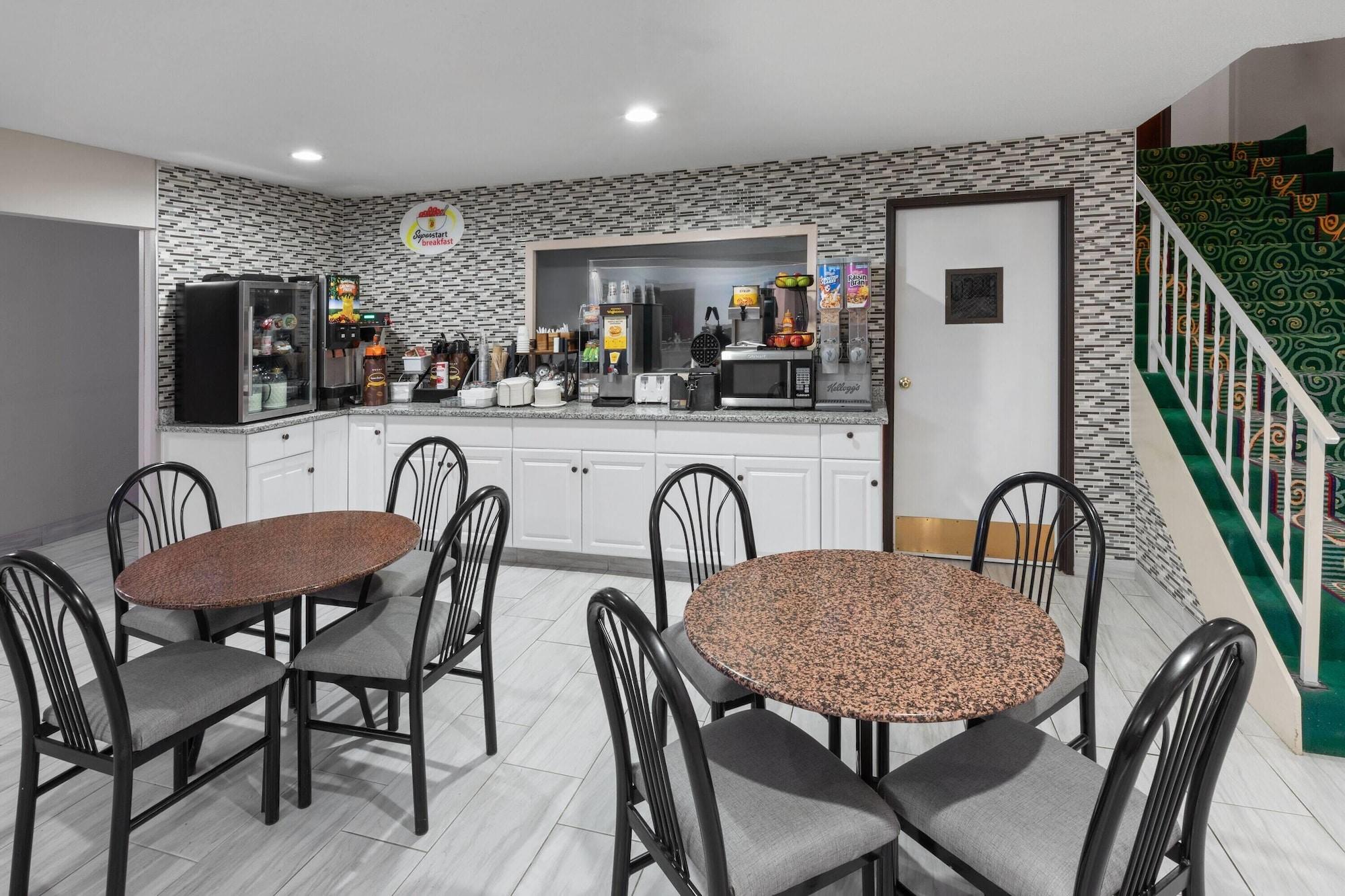 Restaurant Super 8 by Wyndham Rock Port MO