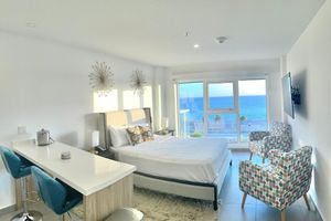 Alquiler Vacacional - Harbour House Downtown Hypnotic Ocean View Condo off the Caribbean Sea