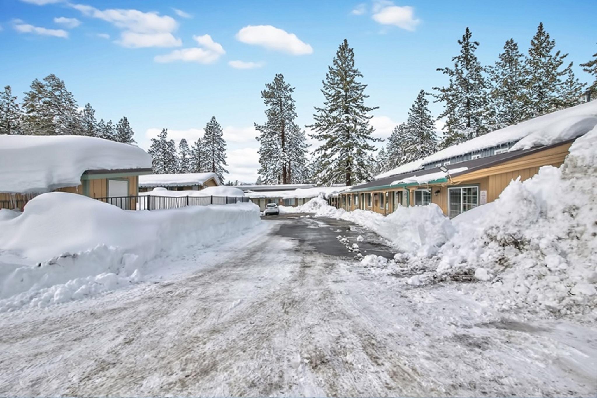 Vista Exterior Blue Jay Lodge