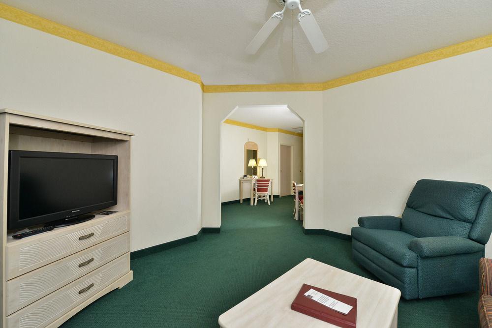 Hotel Comfort Suites Maingate East