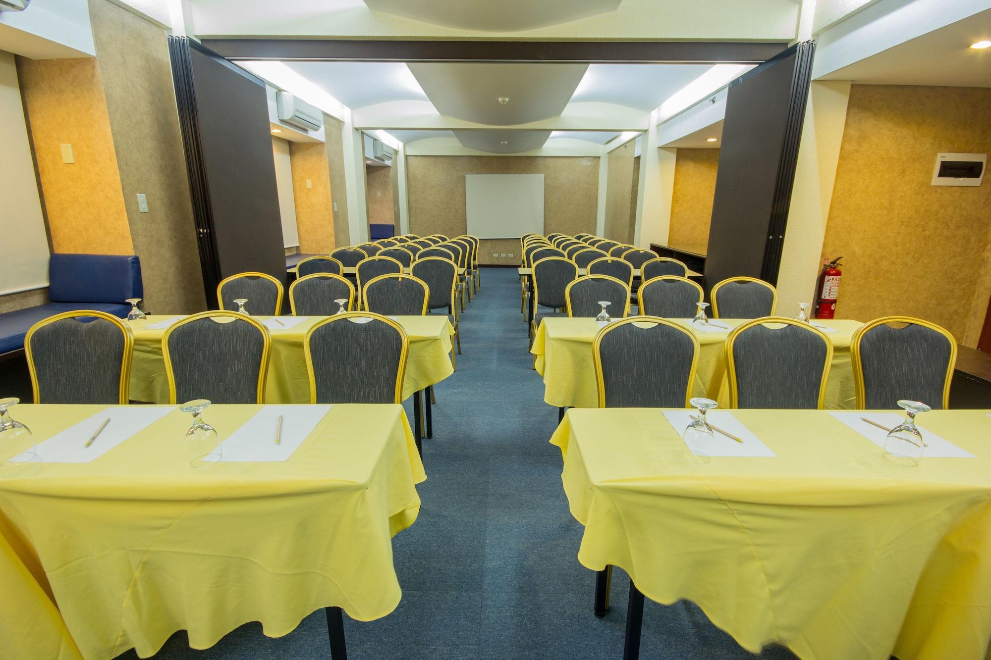 Sala de Reuniones Microtel by Wyndham Batangas