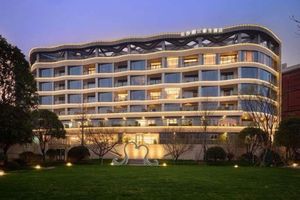Alojamiento - Howard Johnson Yacht Club Hotel