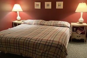 Alquiler Vacacional - Spacious multi-level lakeside home w/ renovated kitchen and abundant parking!