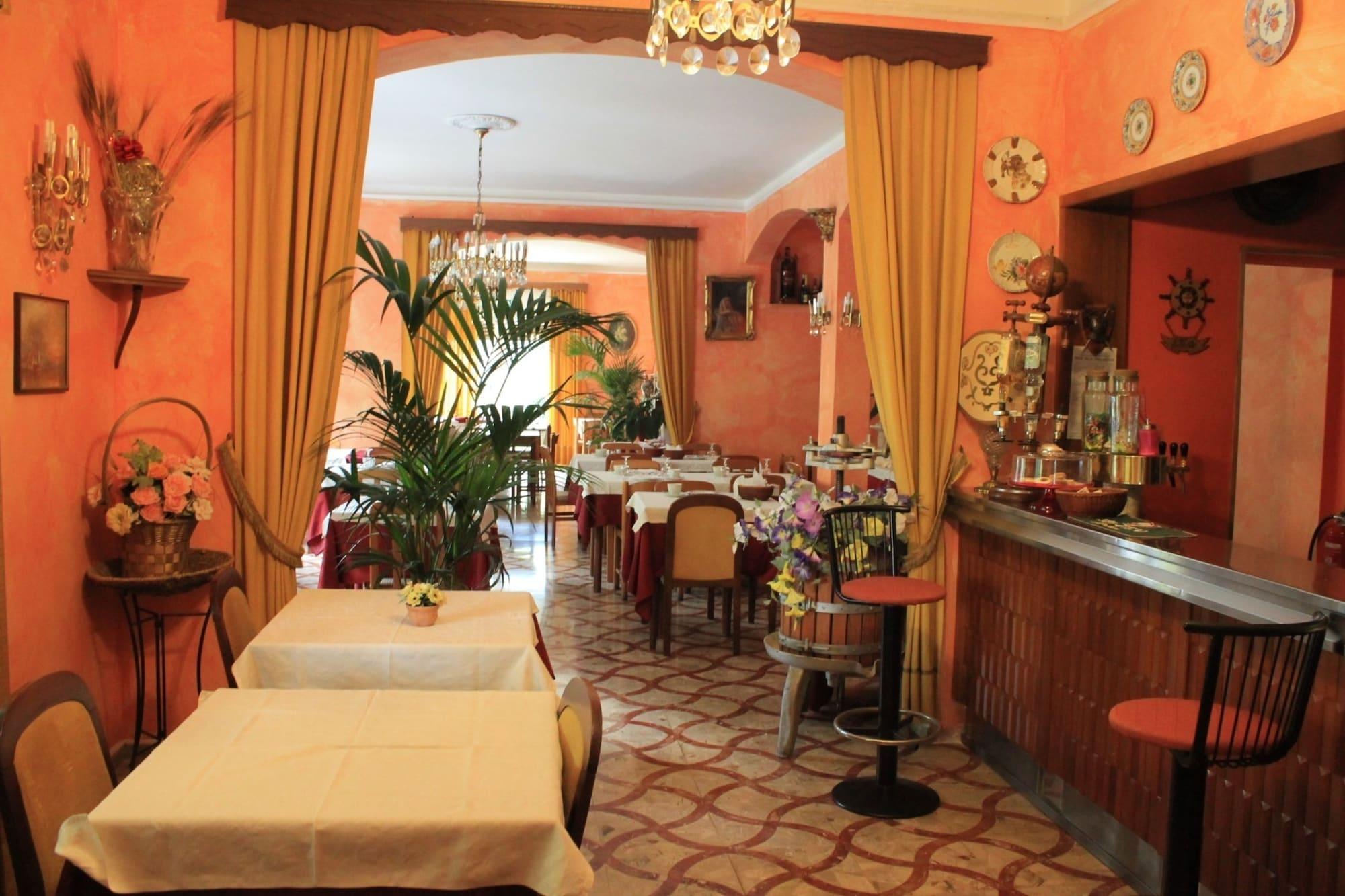 Bar/Salón Albergo Paradiso