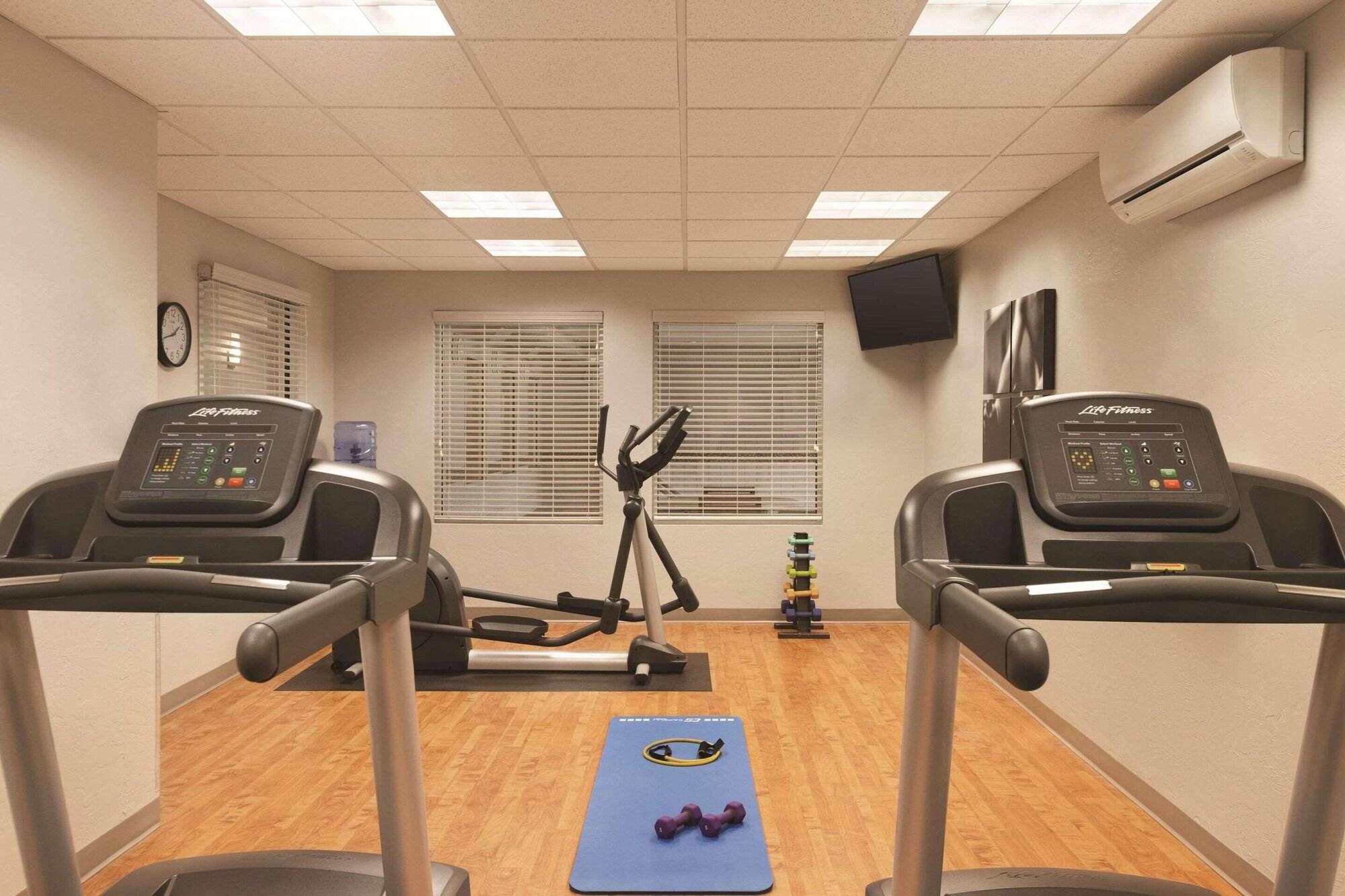 Gimnasio Country Inn & Suites by Radisson, Green Bay North