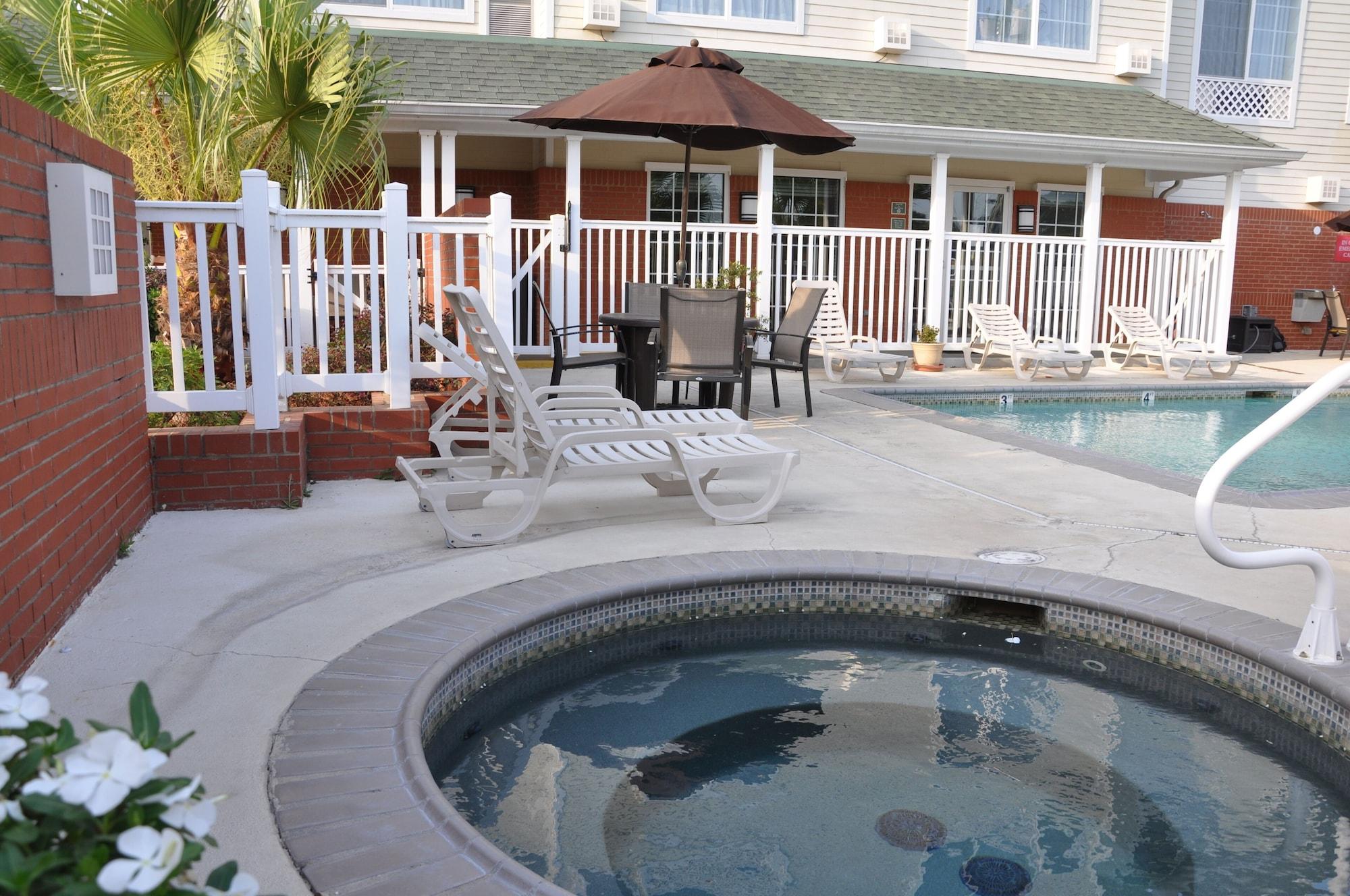 Vista Piscina Country Inn & Suites by Radisson, Covington, LA