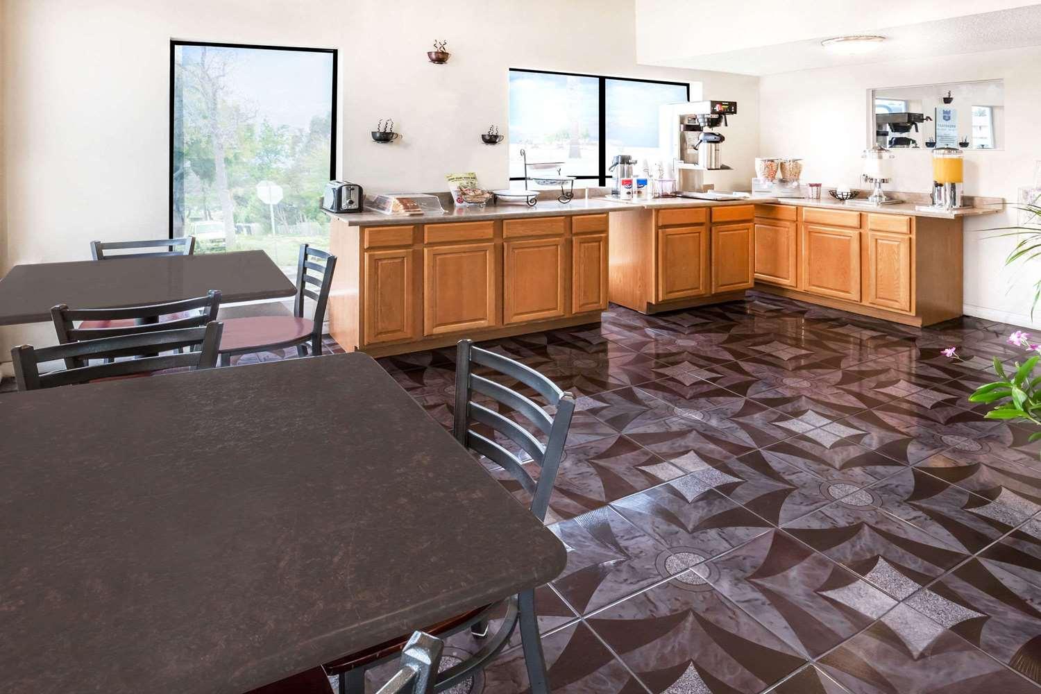 Comodidades del Alojamiento Knights Inn Ontario