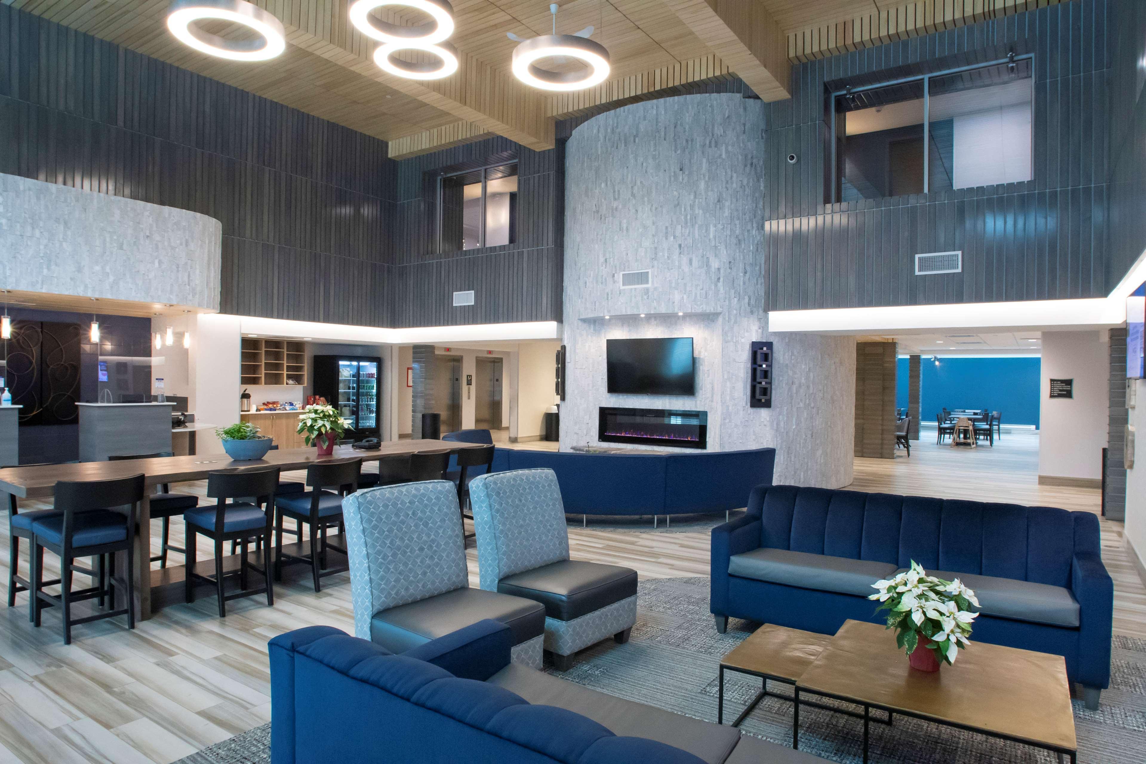 Vista Lobby Best Western Inn & Suites