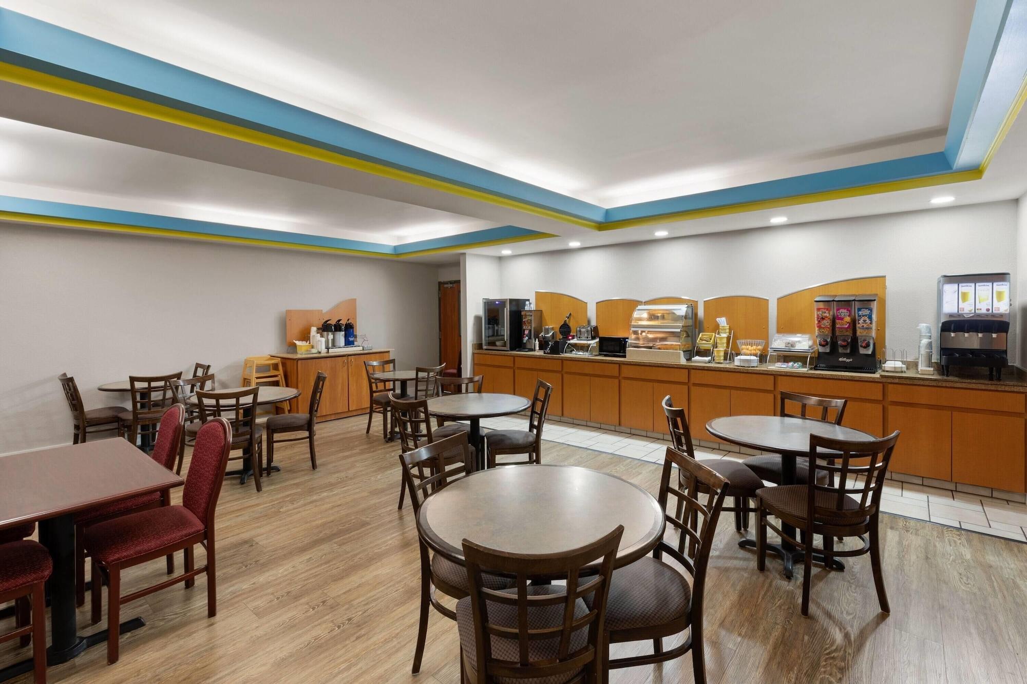 Restaurant Days Inn by Wyndham Tulsa Central