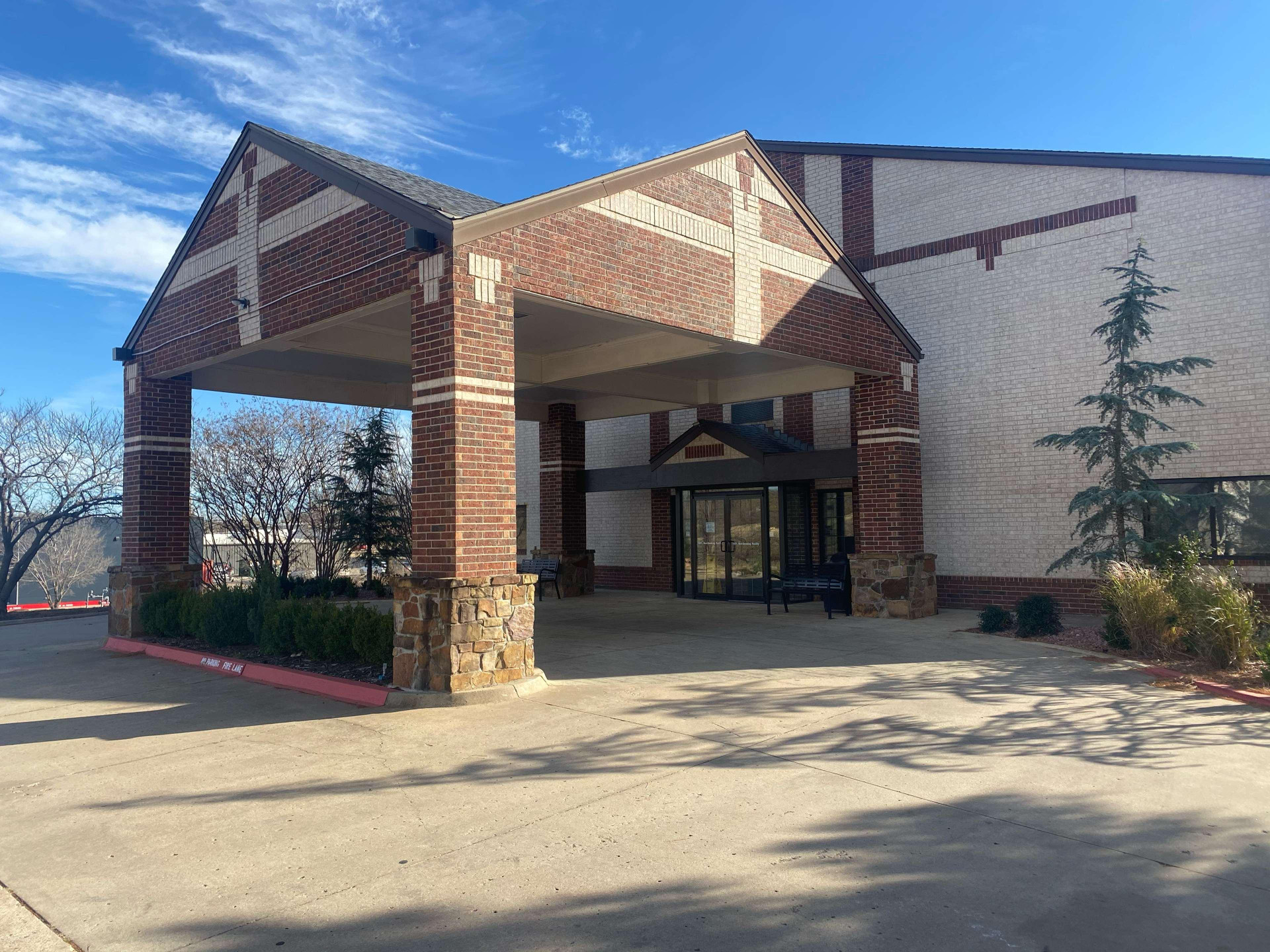 Vista Exterior SureStay Plus by Best Western Edmond