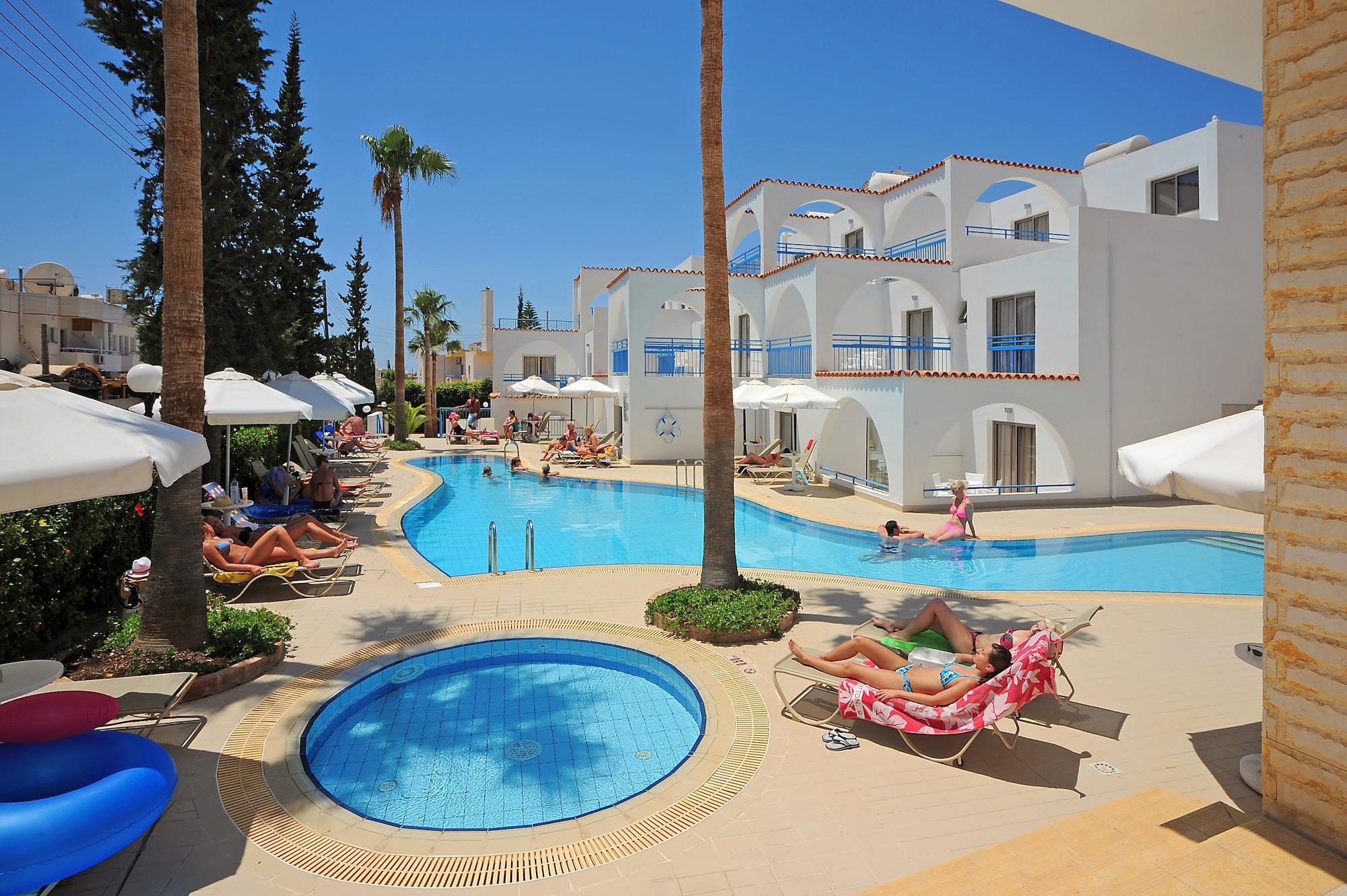 Vista Piscina Petrosana Hotel Apartments