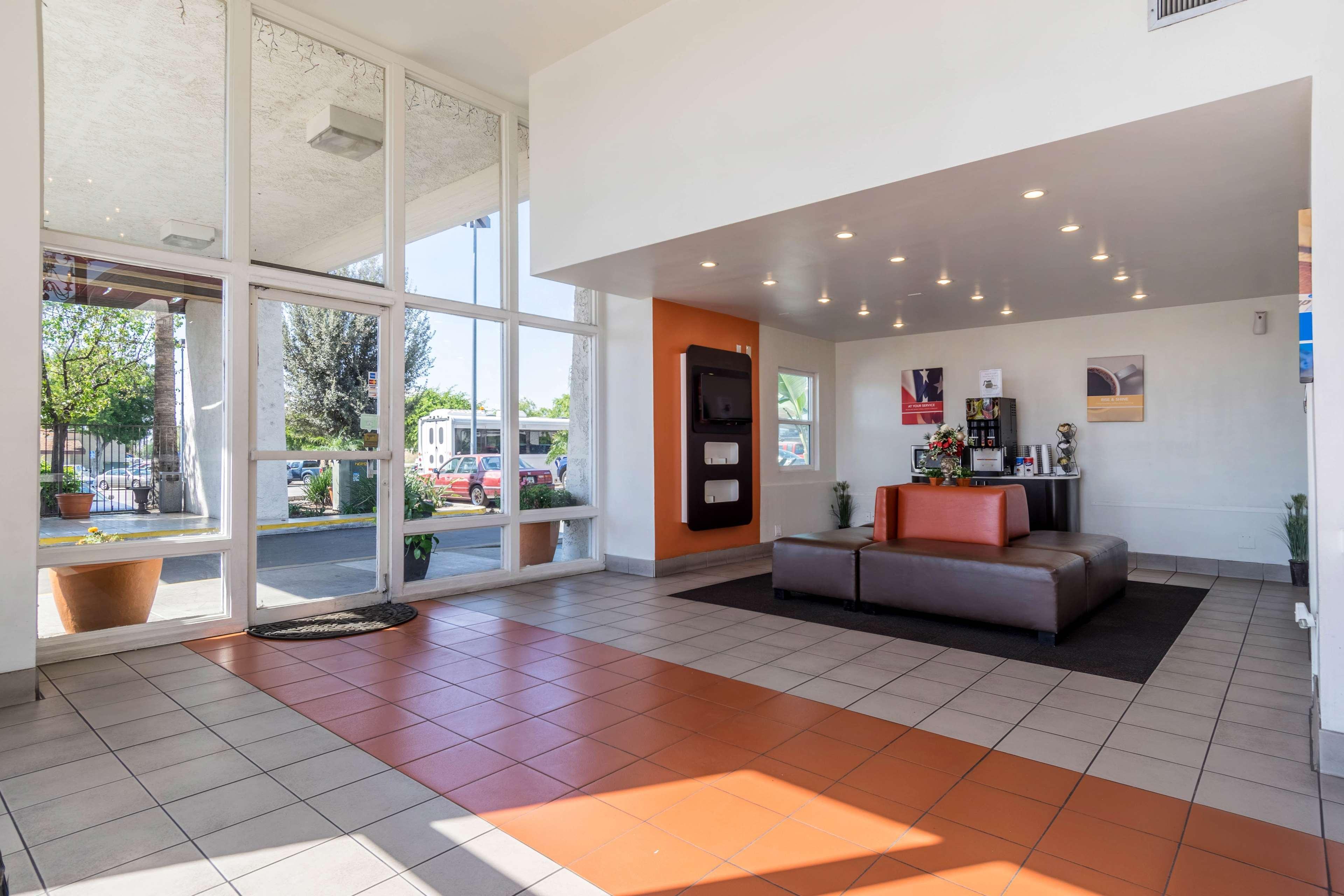 Vista Lobby Motel 6 Redlands, CA