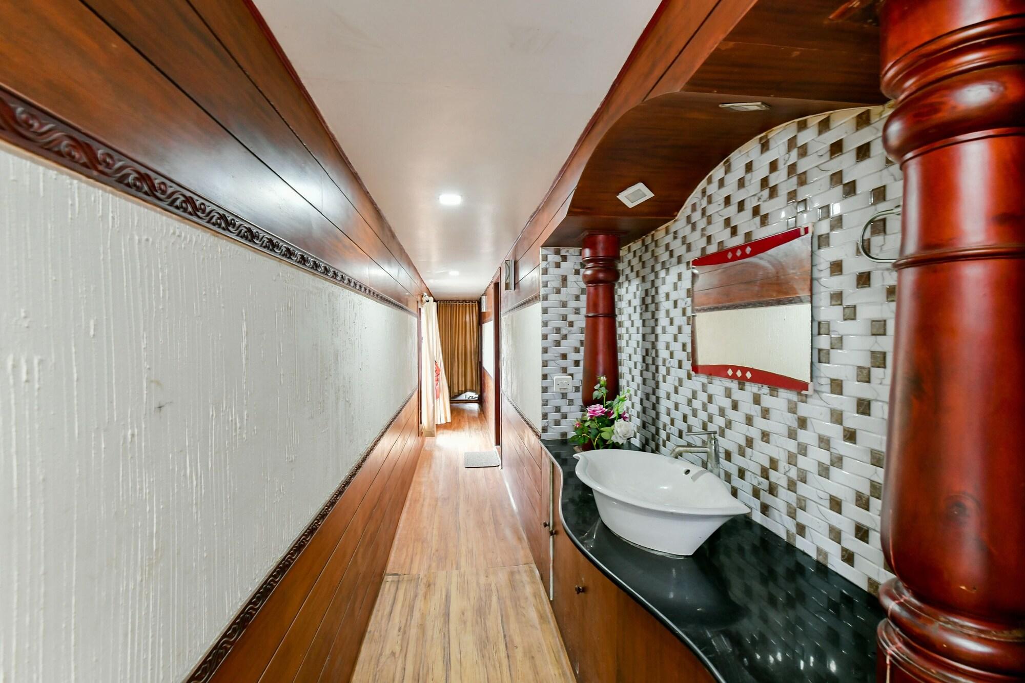 Varios OYO 23482 Sht Symphony Premium Sharing Houseboat