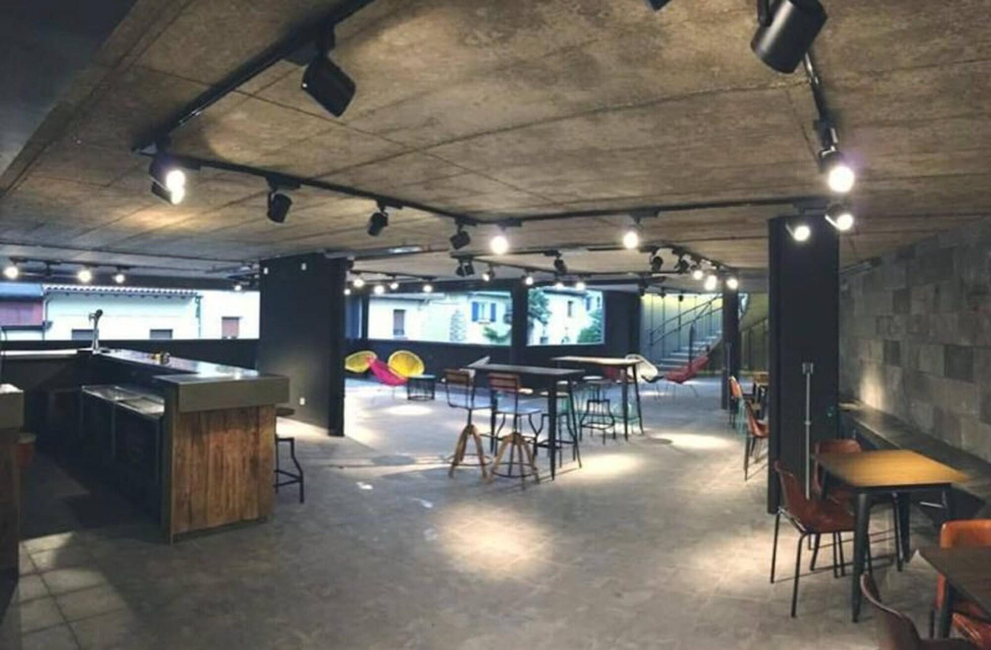 Varios Koisi Hostel