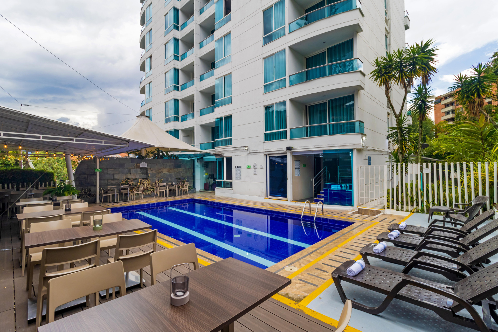 Vista da piscina The Morgana Poblado Suites