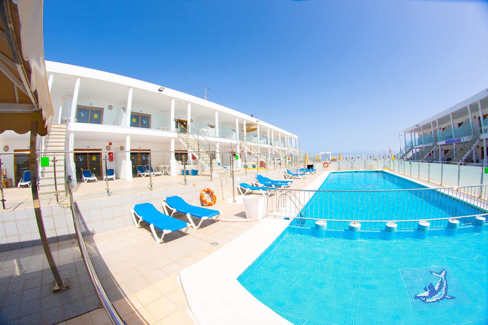 Vista Piscina Apartamentos Sol y Paz