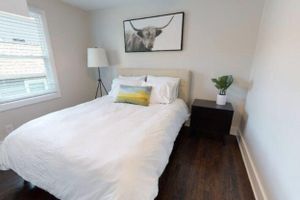 Alquiler Vacacional - West Elm Furnished Oasis with Dog-Friendly Back Patio