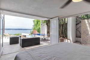 Beautiful lake house infinity pool & jacuzzi