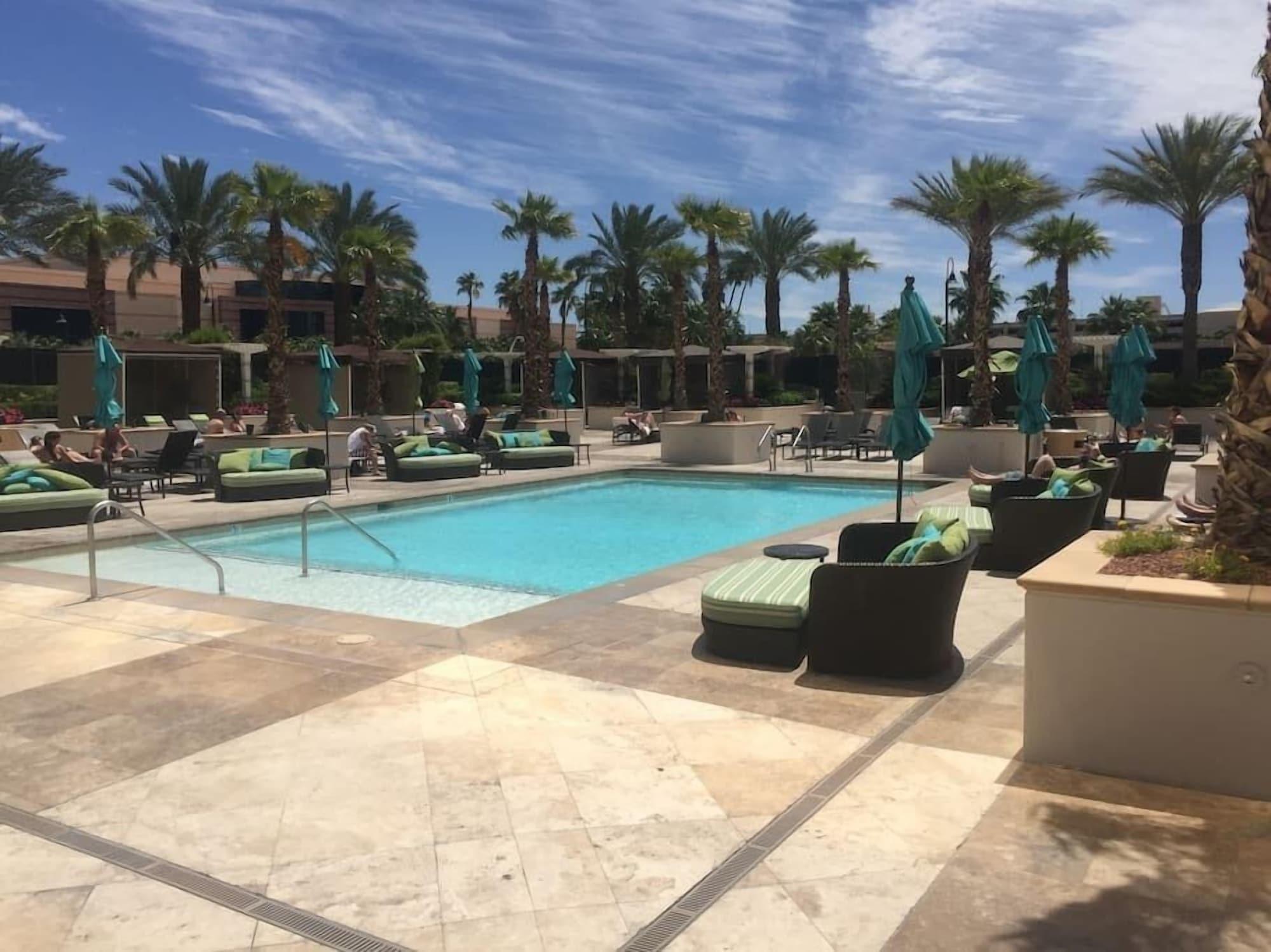 Vista Piscina Fallon Luxury Rentals at The Signature