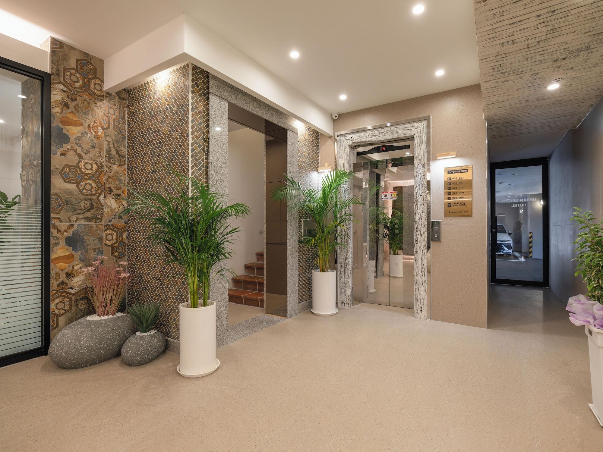 Comodidades del Alojamiento Urban Brown Hotel