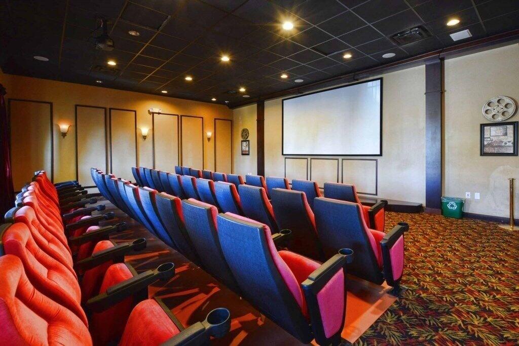 Sala de Reuniones Paradise Palms-4 Bed W/splashpool-3610pp 4 Bedroom Townhouse by RedAwning