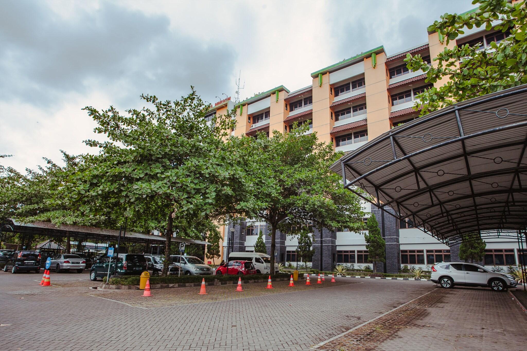 Vista Exterior MMUGM Hotel