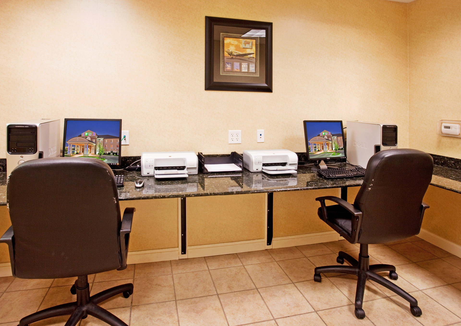 Vista Exterior Holiday Inn Express & Suites Wichita Airport by IHG