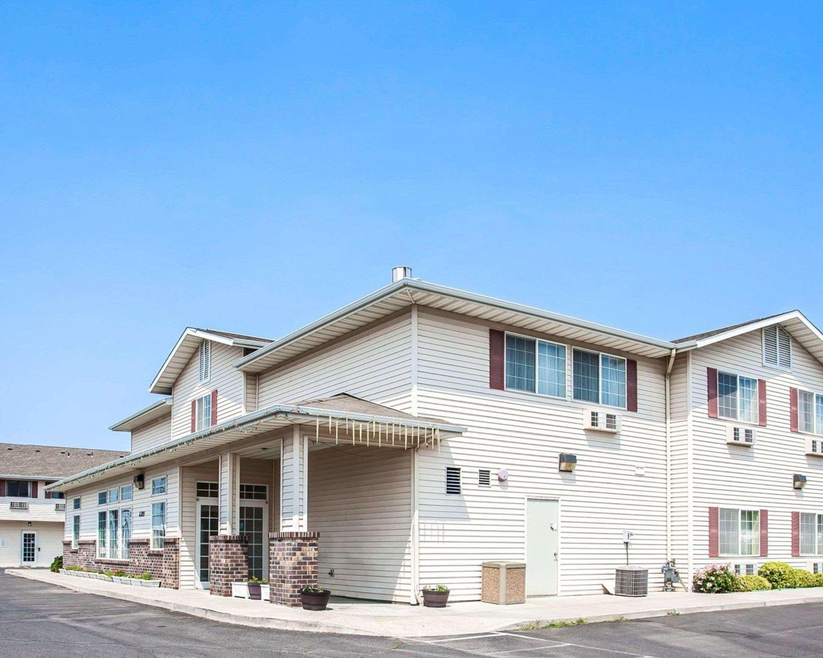 Vista Exterior Rodeway Inn & Suites Spokane Valley