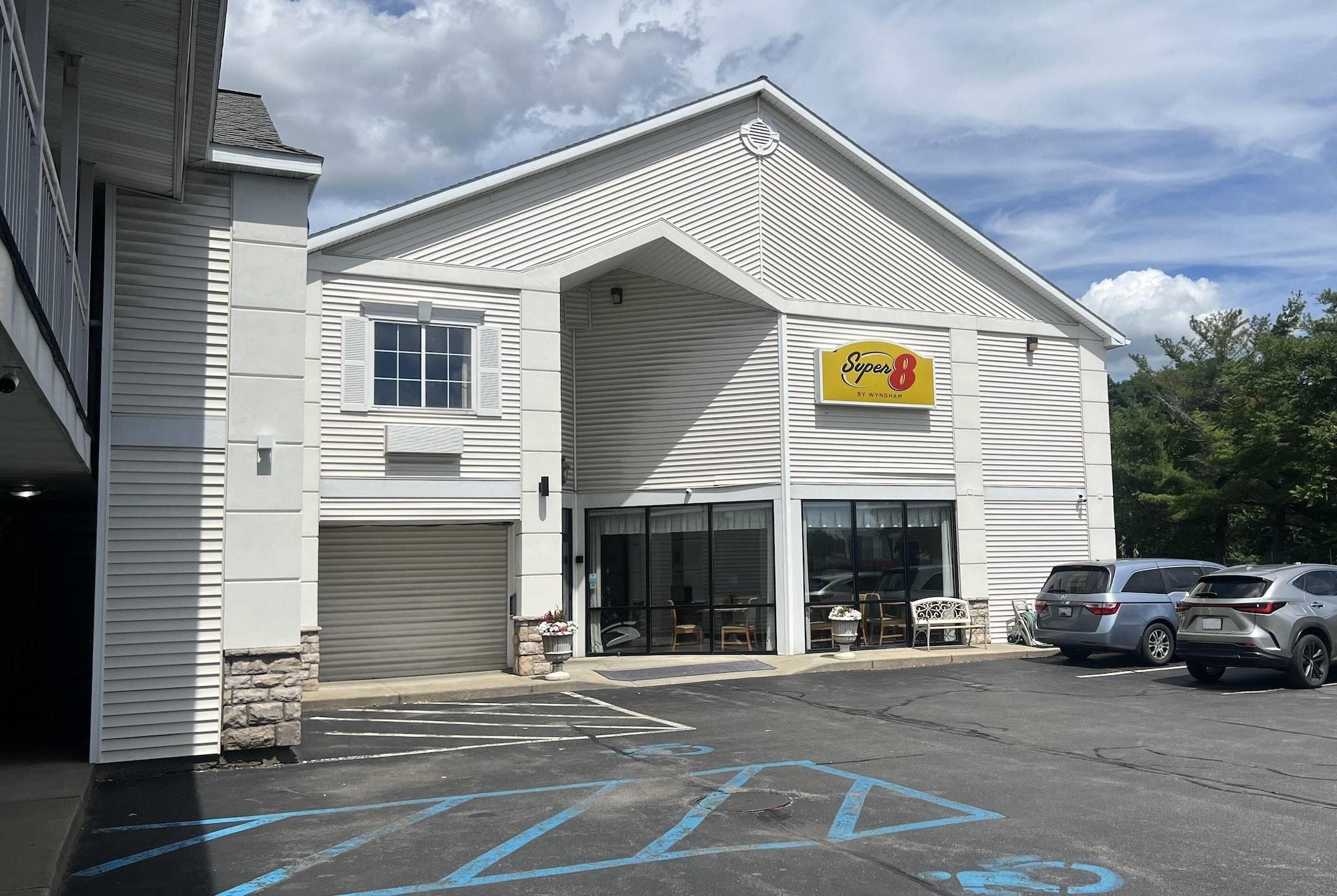 Vista Exterior Super 8 by Wyndham Albany