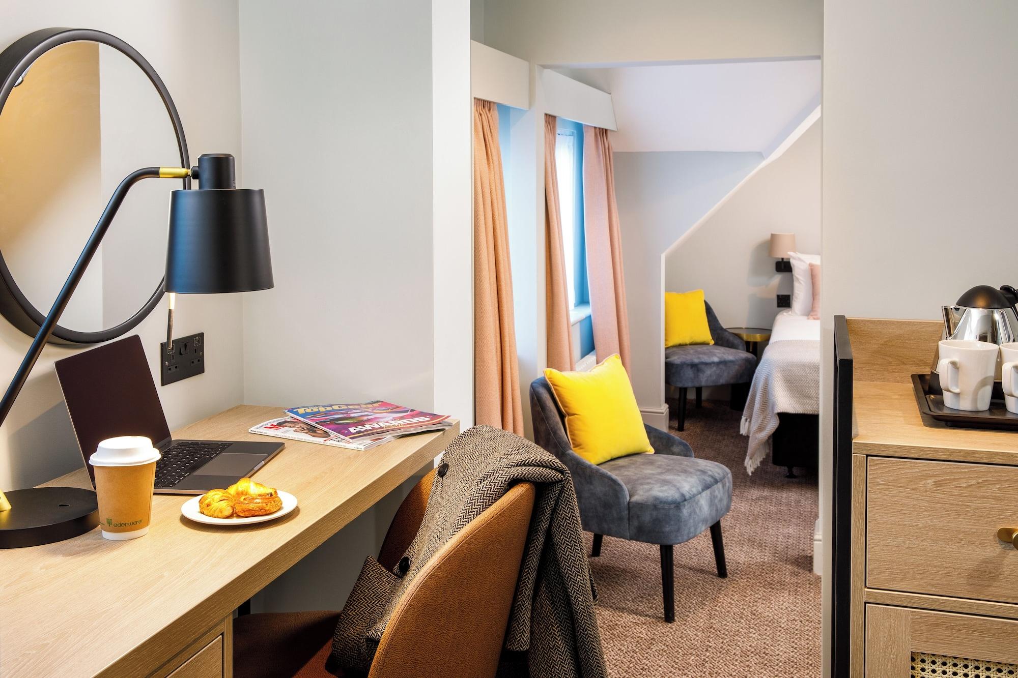 Habitación voco Lythe Hill Hotel & Spa by IHG