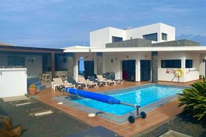 Alquiler Vacacional - Child friendly (sleeps 8) Luxury Villa c/w Heated Pool-hottub-playroom and toys